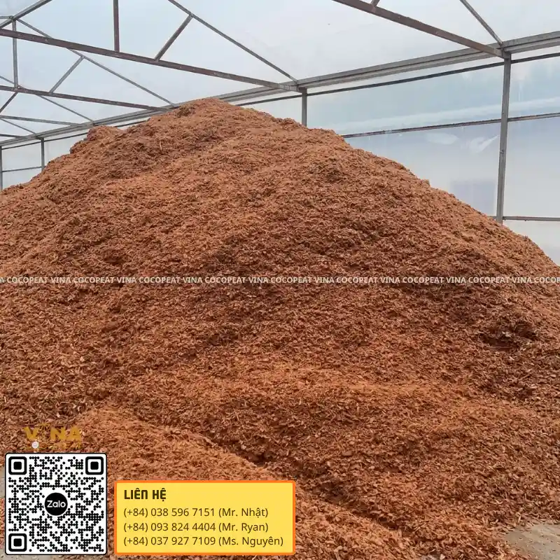 Giá thể mụn dừa số lượng lớn được bảo quản trong nhà lưới
