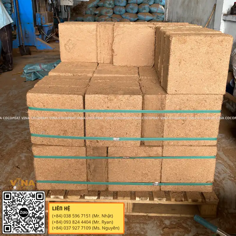 Mụn dừa ép khối 5kg xếp trên pallet chuẩn bị đóng hàng xuất khẩu