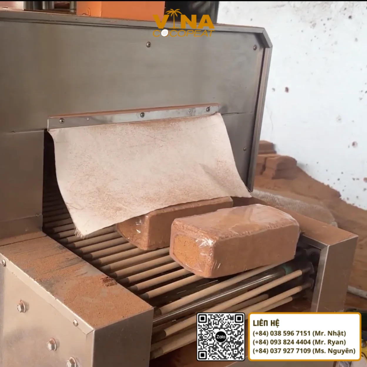 Mụn dừa ép khối được đóng gói bằng máy trước khi giao cho khách hàng và đại lý