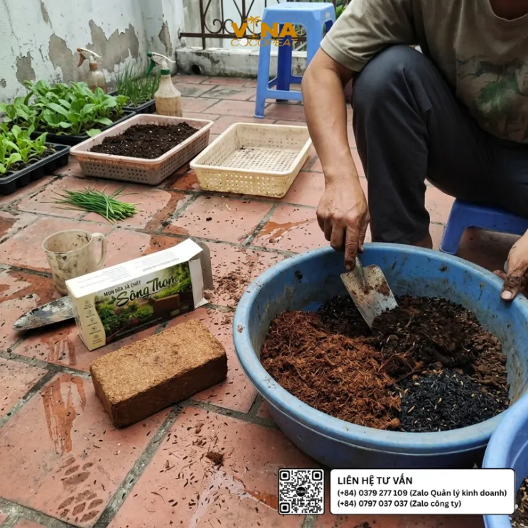 Người làm vườn phối trộn mụn dừa Sông Thom với phân trùn quế, trấu hun và đất sạch để chuẩn bị giá thể trồng hẹ